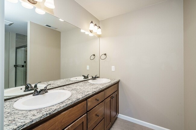 Building Photo - Beautiful Single-Level Home | 3 Bed, 2.5 B...