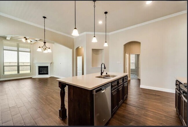 Building Photo - 2216 Grant Pk Wy