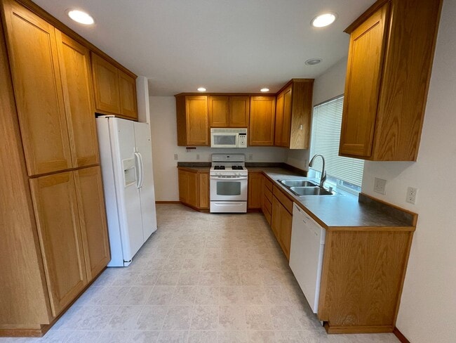 Building Photo - 1337 NW Redwing Dr