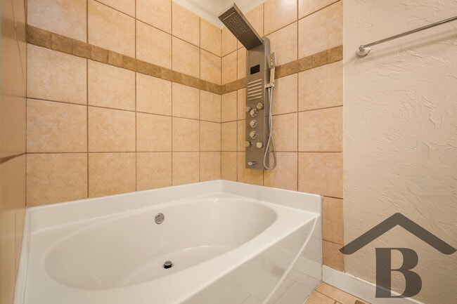 Building Photo - 1522 S Tuscany Ct