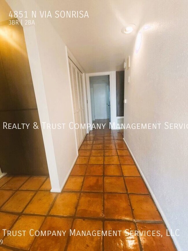 Building Photo - 4851 Vía Sonrisa