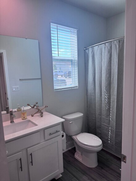 Building Photo - 8607 Lilium Ln