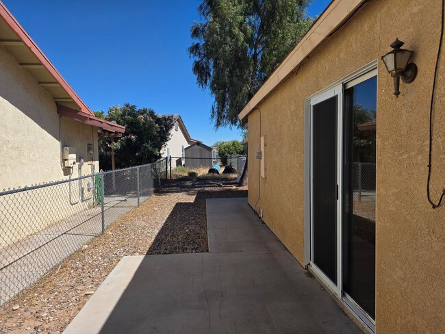 Building Photo - 3 Bed/2 bath home located in desirable Holiday Shores, Bullhead City AZ.