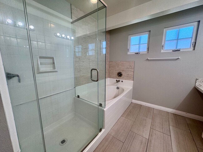 Building Photo - Beautiful remodeled 3 bedroom townhome in ...