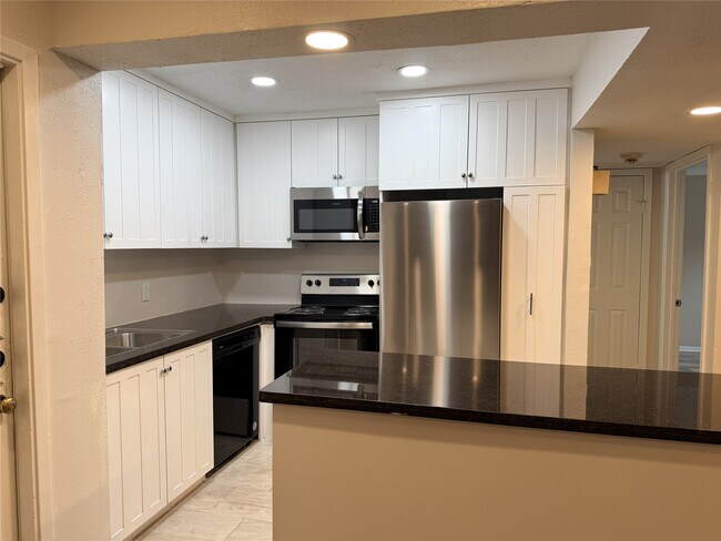 Building Photo - 3045 Walnut Bend Ln