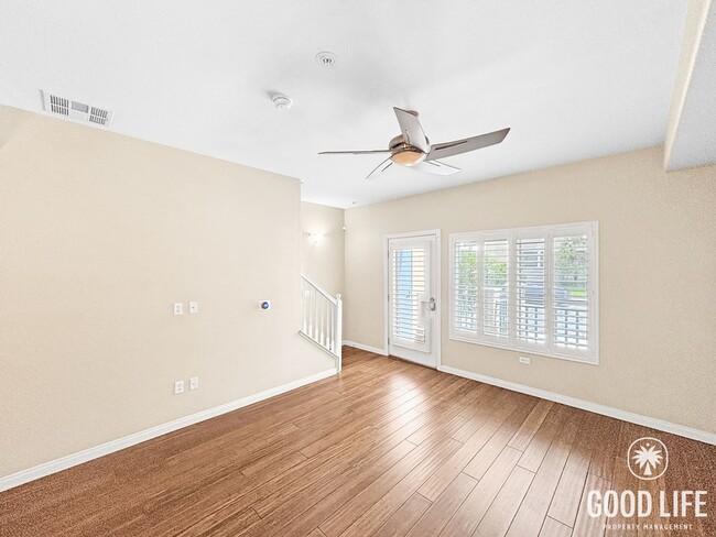 Building Photo - Beautiful 2BD/2.5BA Condo in Bankers Hill W/ W/D, A/C, Patio Area and Community Gym!