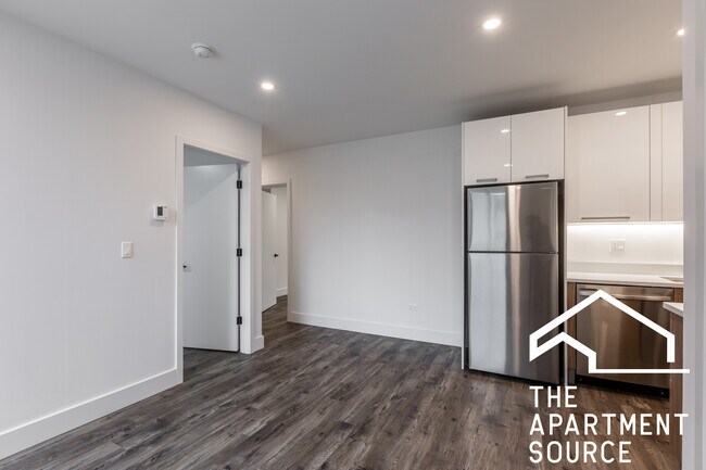 Building Photo - 941 W Carmen Ave