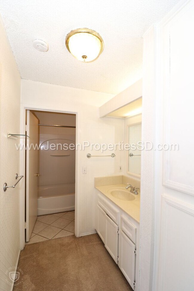 Building Photo - 1 Bed, 1 Bath Condo w/ Parking, Utilities,...