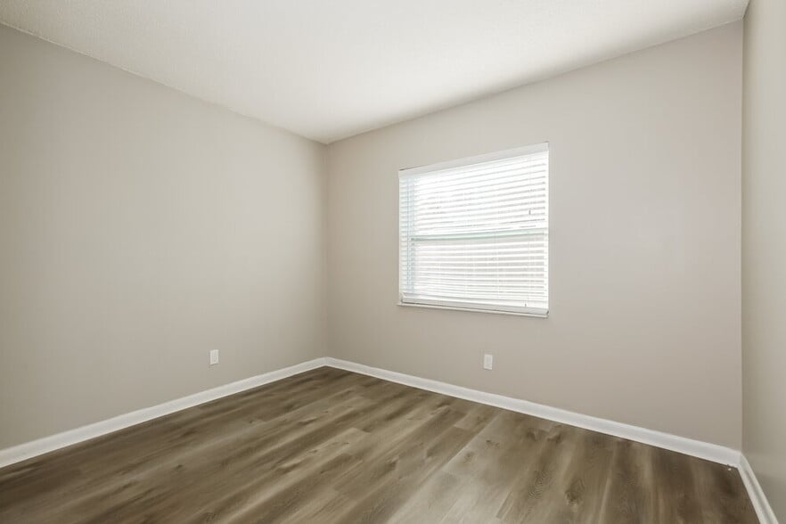 Building Photo - 318 Regal Park Dr