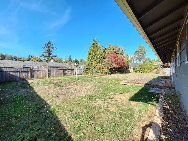 Building Photo - 5867 Madrona Dr