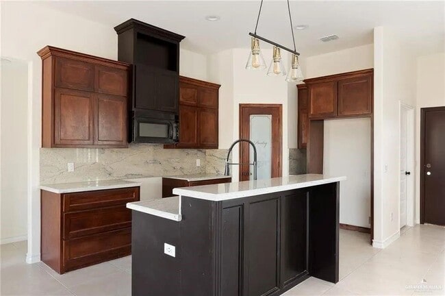 Building Photo - 8 Whitewing St