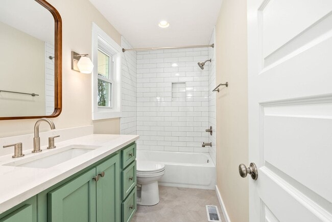 Building Photo - 720 Harper Ave