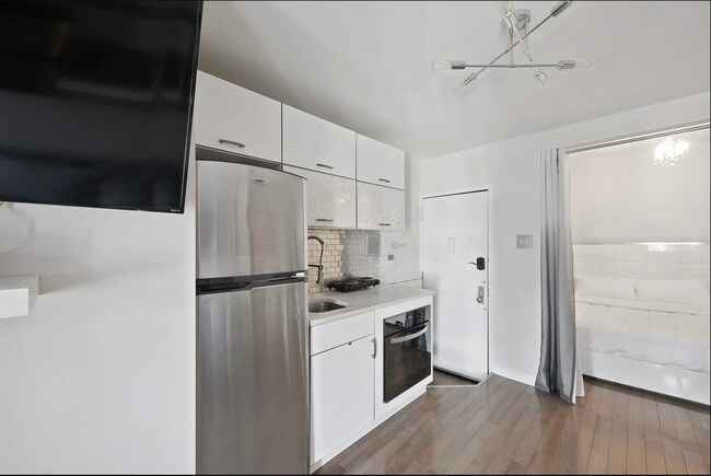 Building Photo - 371 E 10th St