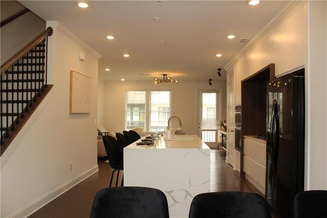 Building Photo - 6641 Beacon Dr