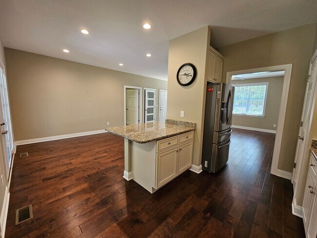 Building Photo - NEW LISTING!!!!!