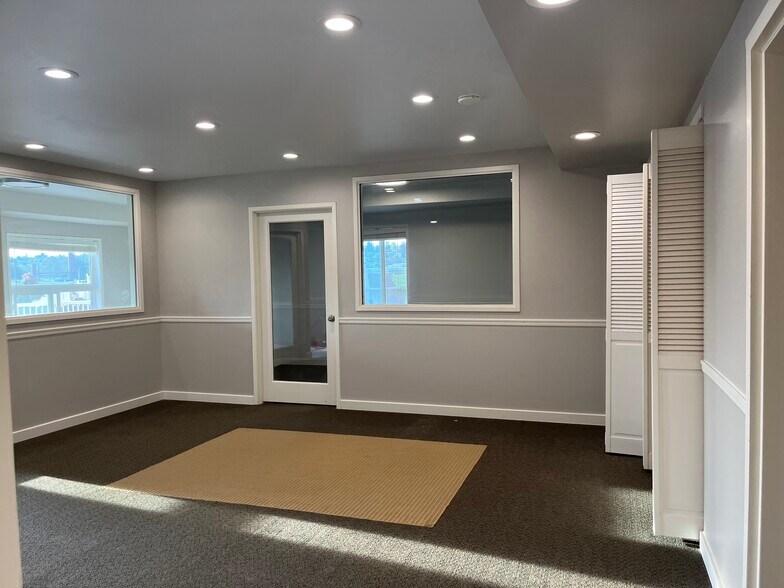 Open living spaces - 2510 Fairview Ave E