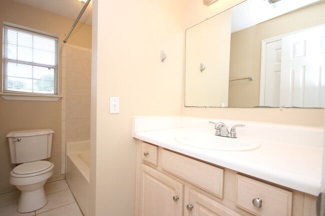 Building Photo - Move-in Ready Spacious & Pet-Friendly 3/2 ...