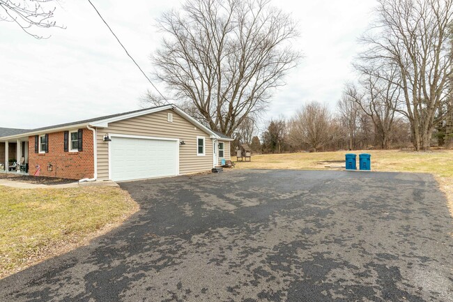 Building Photo - Renovated 3 Bedroom 2 Bathroom Rancher