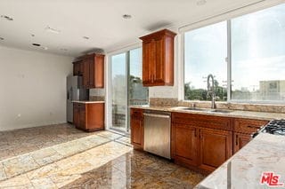 Building Photo - 632 Kings Rd