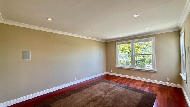 Building Photo - Updated 4BR/2BA Single Family Home in Cove...