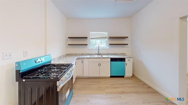 Building Photo - 710 W Avenue D