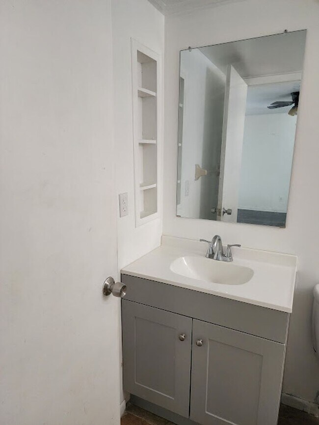 Building Photo - 2 Bedroom 2 Bath Home Fenced Backyard!! Ca...