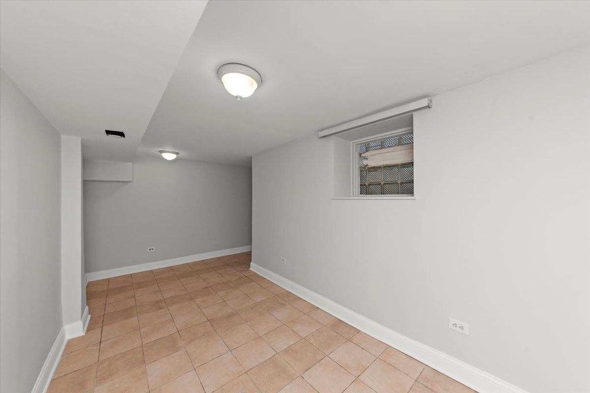 Building Photo - 941 W Windsor Ave