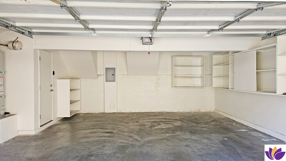 Building Photo - 5800 Owensmouth Ave