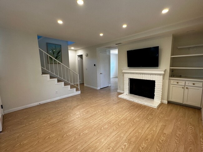 Building Photo - Townhouse in the heart of Pasadena