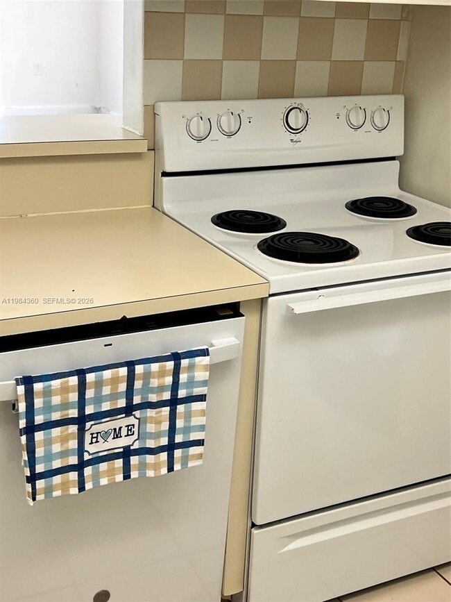 Building Photo - 10431 N Kendall Dr