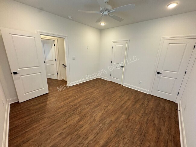 Building Photo - 3BR/3.5BA - End Unit in South Grove