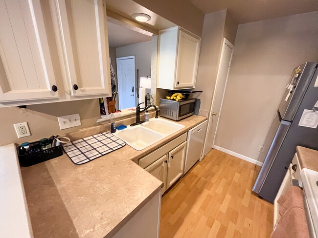 Building Photo - 421 W San Antonio St