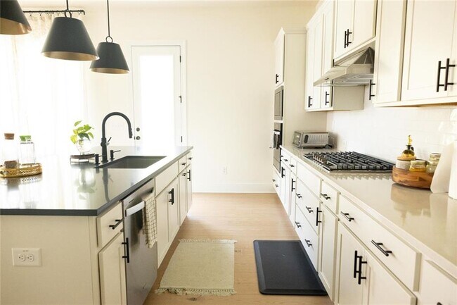 Building Photo - 5014 Baywood Ln