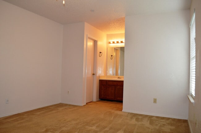 Building Photo - 2-Bedroom Duplex with Private Yard Near Shopping & Dining