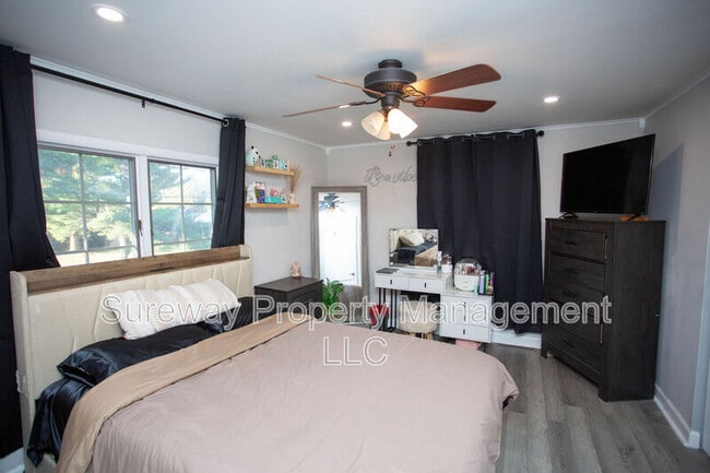 Building Photo - 403 University Blvd