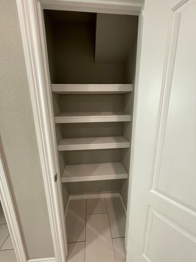 Building Photo - 810 Seven Oaks Rd