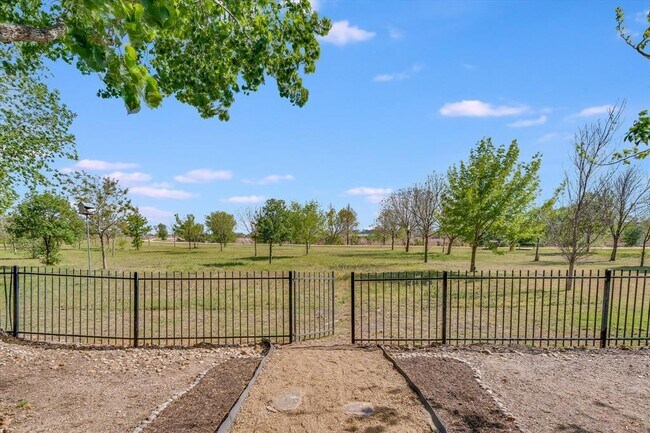 Building Photo - 4029 Lake Edge Way