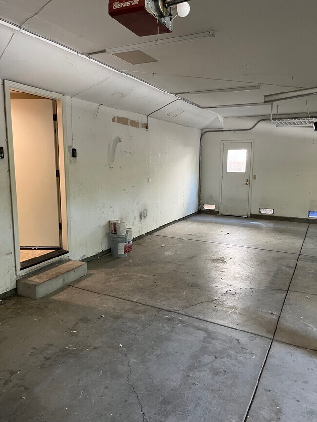 Building Photo - 9240 Foxwood Dr