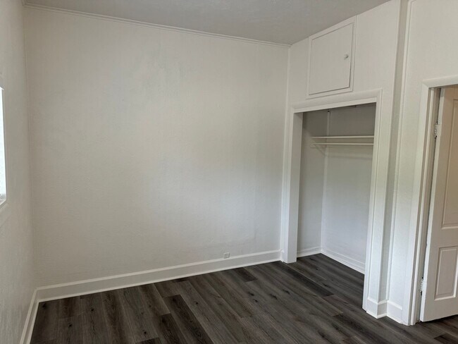 Building Photo - Updated 3 bedroom 2 bathroom duplex in his...
