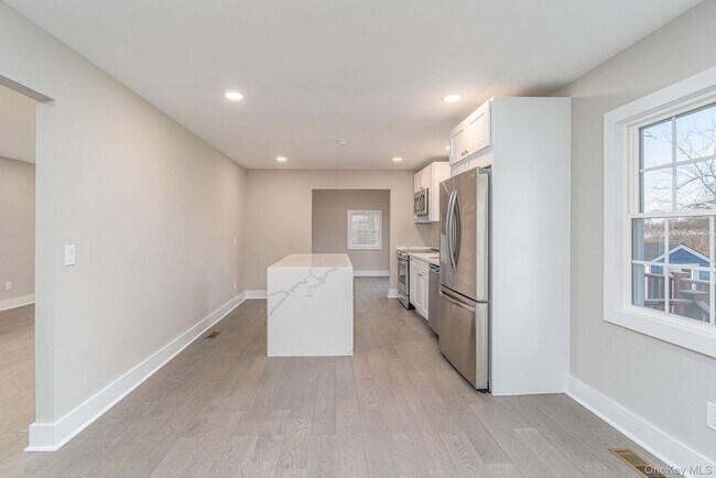 Building Photo - 970 Village Ln