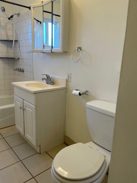 Bath room - 3121 Alma St