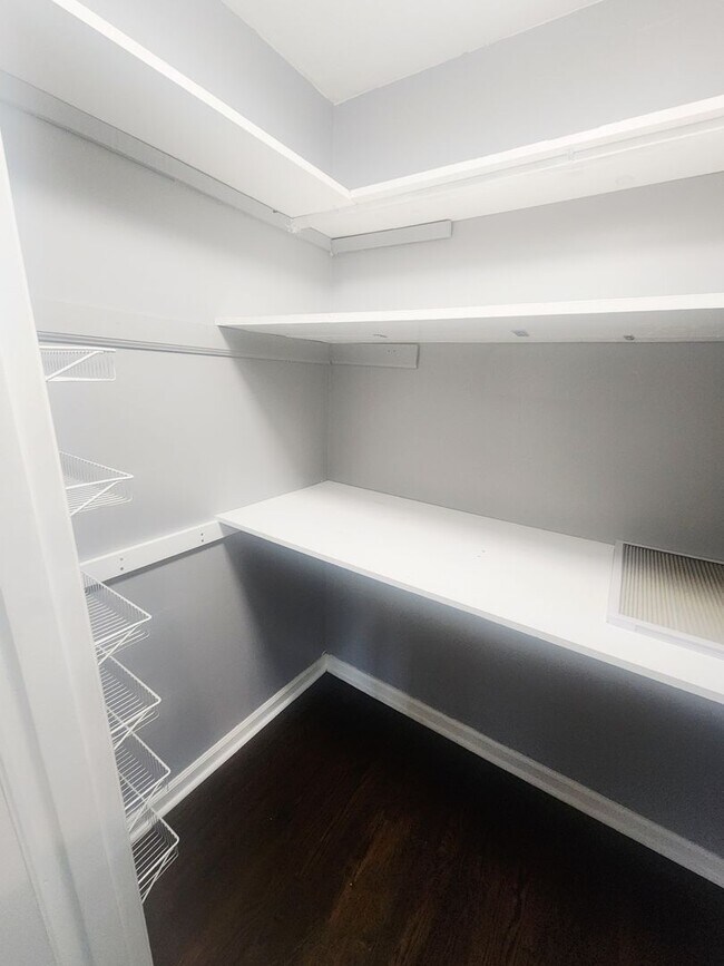 Building Photo - Beautiful 3 bedroom 2 full bath with garag...