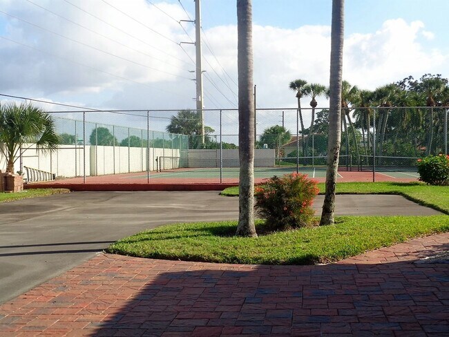 Building Photo - NEW PRICE! Close to beautiful Nokomis Beach and Casey Key