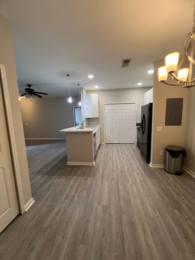 Building Photo - Auburn Condo- Fully updated, close to campus