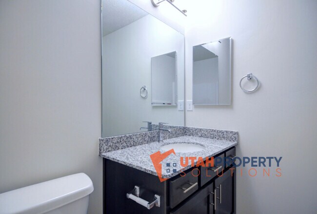 Building Photo - 1054 W 430 S