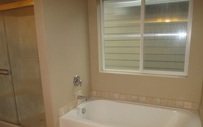 Building Photo - 3BD/2.5BA South Hill Puyallup Home - Stainless Appliances, Two Fireplaces & W/D Included