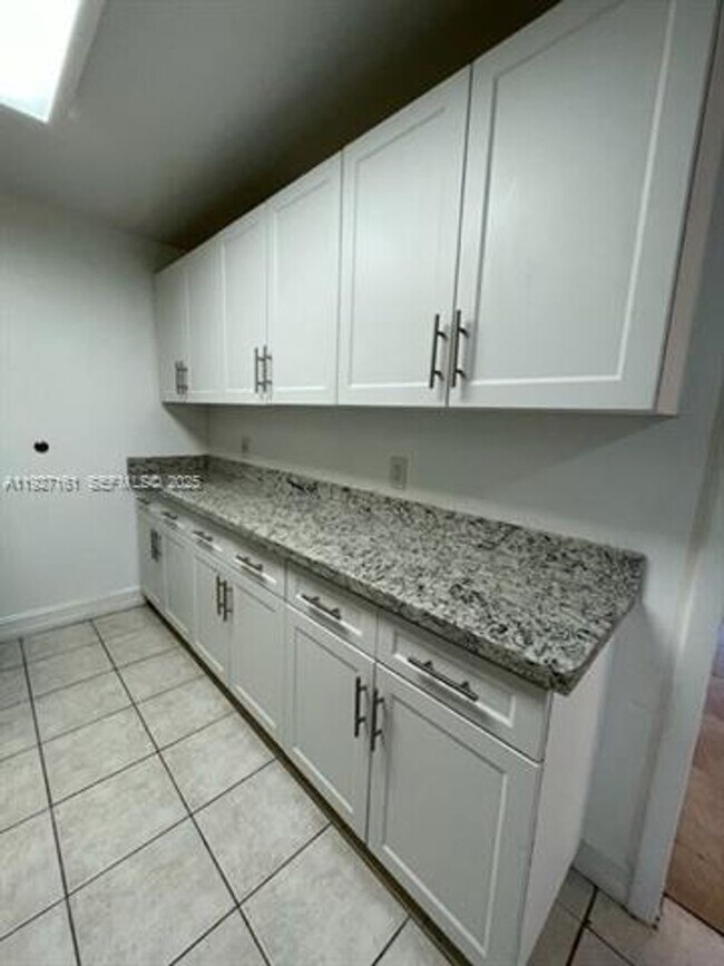 Building Photo - 9721 E Bay Harbor Dr