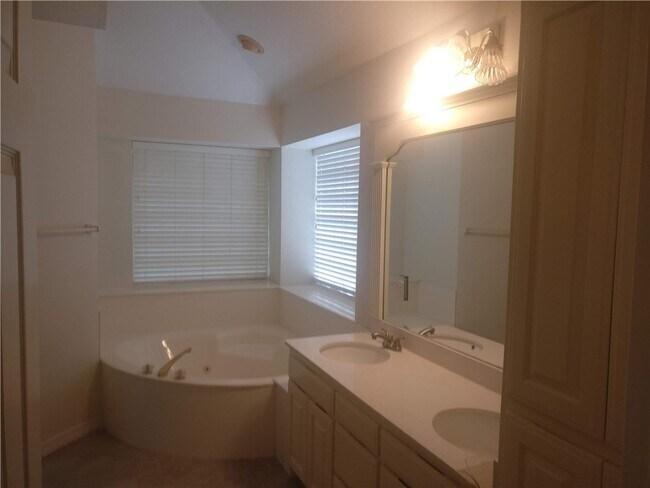 Building Photo - 2030 N Hailey Dr