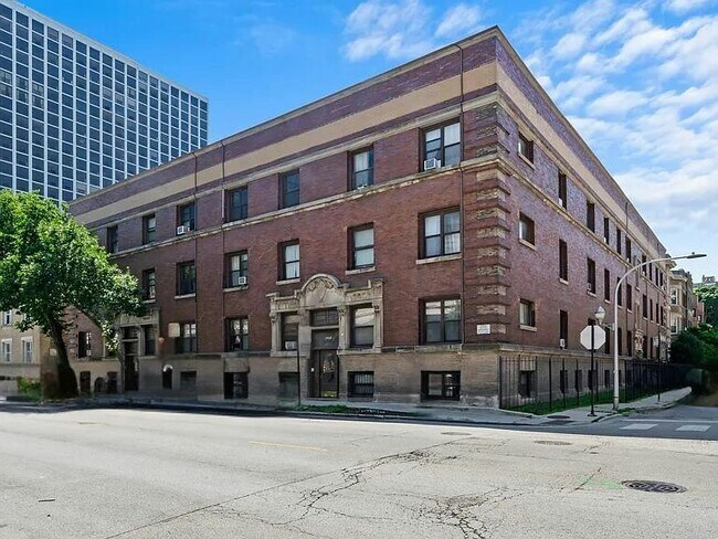 Building Photo - 827 W Montrose Ave