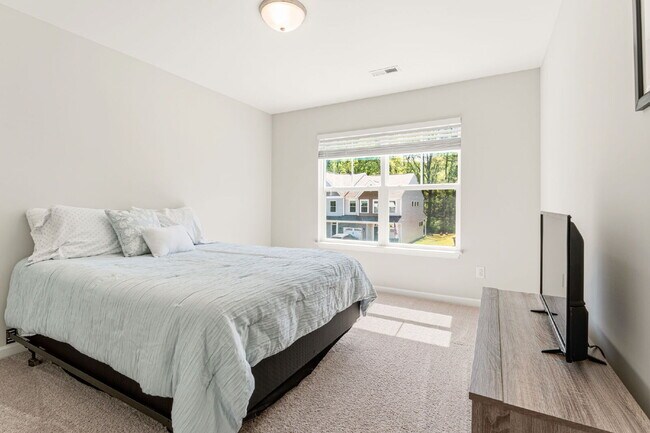 Building Photo - Sleek & Stylish 3 Bed, 2.5 Bath Townhome in Prime Location $2,050/mo rent